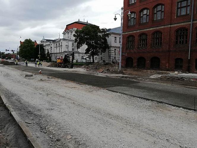 70 dni upłynęło od momentu rozpoczęcia przebudowy układu drogowo-torowego w rejonie pl. Rapackiego.  