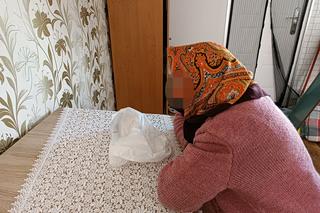 Uwierzyła oszustom, straciła oszczędności życia. Seniorka spakowała pieniądze w reklamówkę i wywiesiła je za drzwiami mieszkania