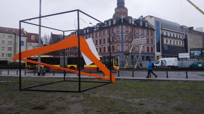 Gigantyczny wieszak w centrum Wrocławia