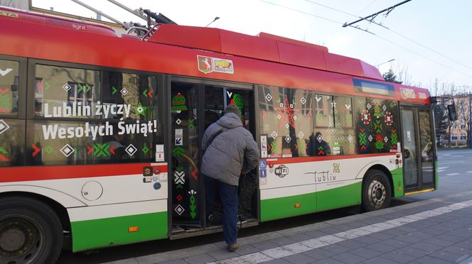 Mikołajkowy trolejbus wyjechał na ulice Lublina! Jakie dekoracje świąteczne zdobią jego wnętrze? Zobacz koniecznie