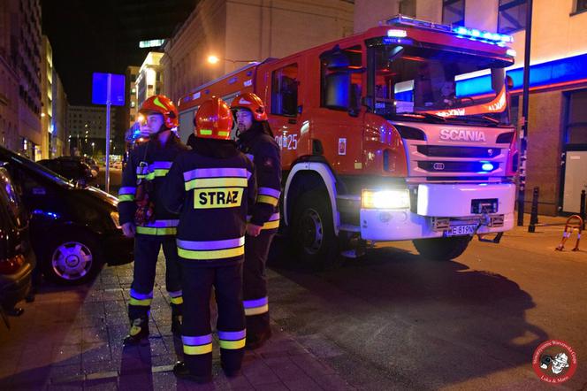 Mężczyzna wypadł z okna i spadł na innego mężczyznę