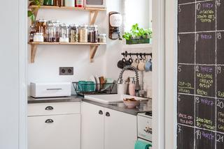 Farba tablicowa na drzwiach kuchennych