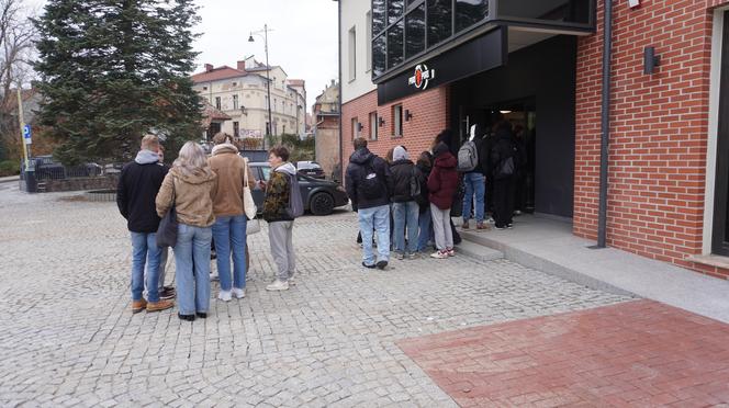 Tłumy na otwarciu kebaba Piri-Piri w Olsztynie. Nie można było się ruszyć, ludzie pchali się jak szaleni [ZDJĘCIA]