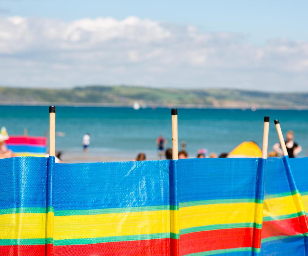 Niebezpieczne parawany na plaży. Ratownik ostrzega przed ich rozstawianiem