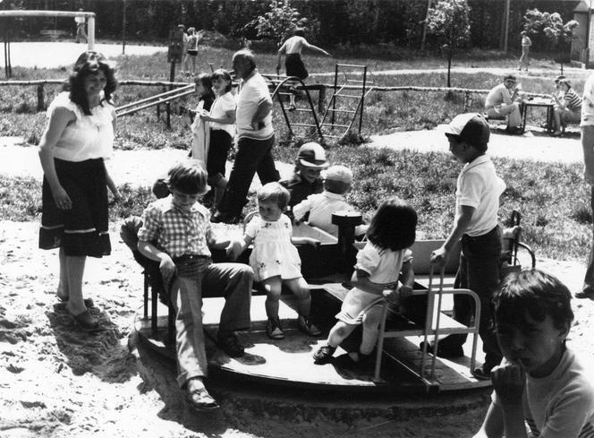 Fotografia z 1980 r. prezentująca bawiące się dzieci na letnim festynie w Antoninie. APK, Urząd Wojewódzki w Kaliszu