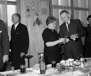 QUIZ PRL: Wódka walutą, bimbrownictwo oporem. Fenomen kultury picia w PRL-u