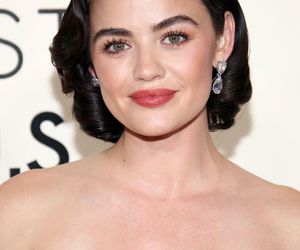 Lucy Hale jako Aria 