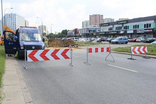 Paraliż w Warszawie. Awaria wodociągowa zarwała jezdnię al. Wilanowskiej