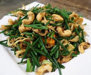 Fasolka szparagowa z kurkami i orzechami. Sezonowy hit na talerzu