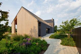 Szary dom w Świerczyńcu koło Tychów