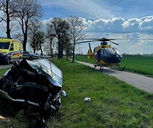 Huknęła oplem w drzewo. Wielu rannych, lądował śmigłowiec