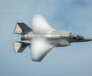 W sierpniu będziemy mieli F-35, ale do 2026 r. pobędą w USA. Do szkolenia naszych pilotów