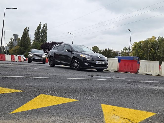 Tak się teraz jeździ na osiedlu Leśnym. Utrudnienia dla kierowców i pasażerów!