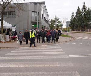 Tłumy na cmentarzu przy ul. Poprzecznej. Olsztynianie odwiedzają groby bliskich [ZDJĘCIA]