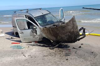 Nietypowy wypadek na plaży w Łebie. Kierowca wjechał w falochron i uciekł