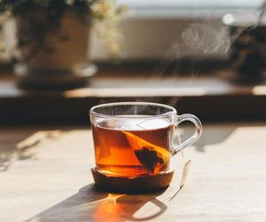 Torebka po herbacie działa jak drogi krem. Ten trik pokocha każda kobieta