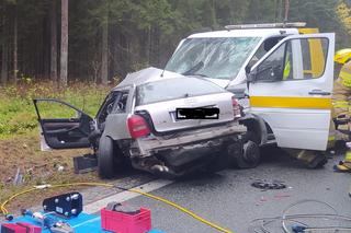 Zaścianek. Tragiczny wypadek na DK 8. Audi zderzyło się z lawetą. Dwie osoby nie żyją
