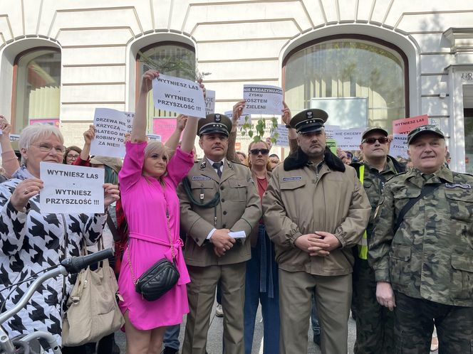Wielki protest pod urzędem miasta w Łodzi. "Broń lasów Lublinka"