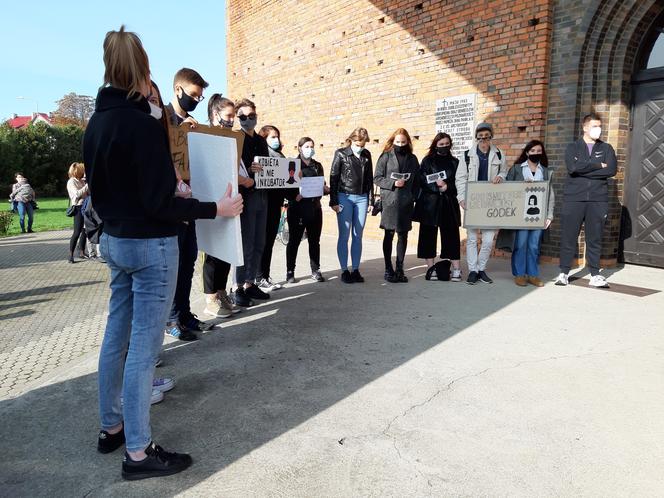 Protest pod kościołem św. Antoniego w Lesznie