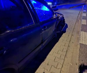 Szalony rajd pijanego kierowcy w Brodach. Uszkodził trzy auta, skończył na drzewie