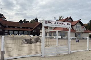 Hotel Chiński w Sopocie stoi na plaży „od zawsze”. Po jednej stronie morze, po drugiej - drewniane smoki i morsy