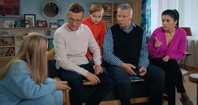 M jak miłość odc. 1712. Wojtek Marszałek (Emilian Kamiński), Kinga (Katarzyna Cichopek), Piotrek (Marcin Mroczek), Misiek (Aleksander Bożyk), Lenka (Olga Cybińska)