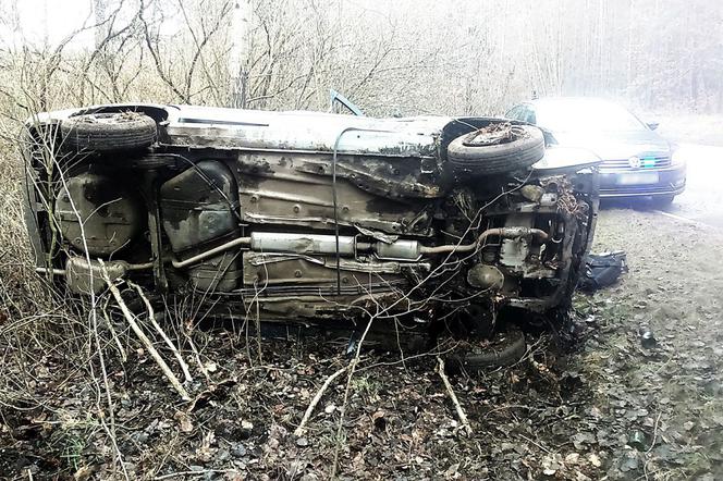 Auto dachowało i wpadło do rowu na drodze nr 158.