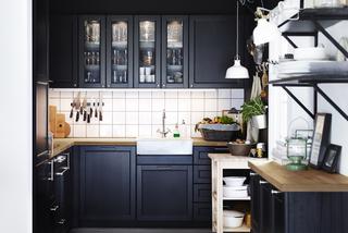 Półki w małej kuchni organizują dostępną przestrzeń