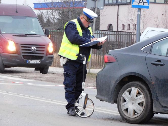 Czołowe zderzenie z nieoznakowanym radiowozem! Ranne cztery osoby, w tym policjanci 