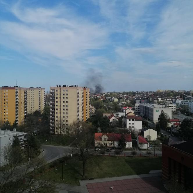 Kłęby czarnego dymu nad Krakowem. Strażacy walczą z ogniem na Puszkarskiej