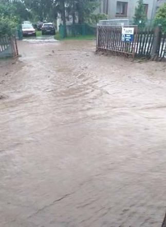 Burza w Śląskiem: Zalane ulice i posesje, podtopienia. Dramat w miastach