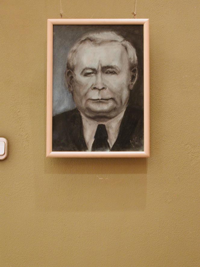 1. Portrety prezesa PiS na wystawie "35 twarzy Jarosława Kaczyńskiego"