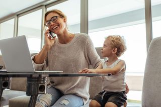 Dzień Matki 2025. 17 uprawnień dla mamy w pracy i nie tylko [LISTA]