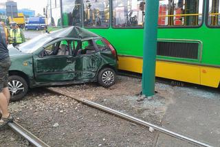Poznań: Samochód zderzył się z tramwajem na Starołęce [ZDJĘCIA, WIDEO]. Poszkodowani pasażerowie auta