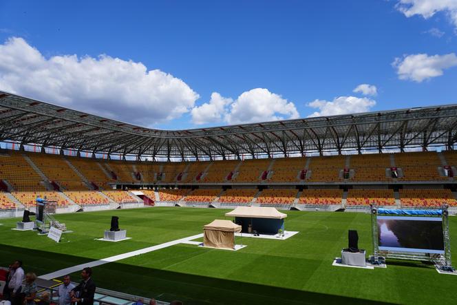 Kongres Świadków Jehowy Białystok 2024. Tłumy wiernych na Stadionie Miejskim