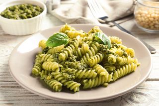 Nie kupuję sosu pesto. Robię go jak Ania Starmach i podaję z makaronem 