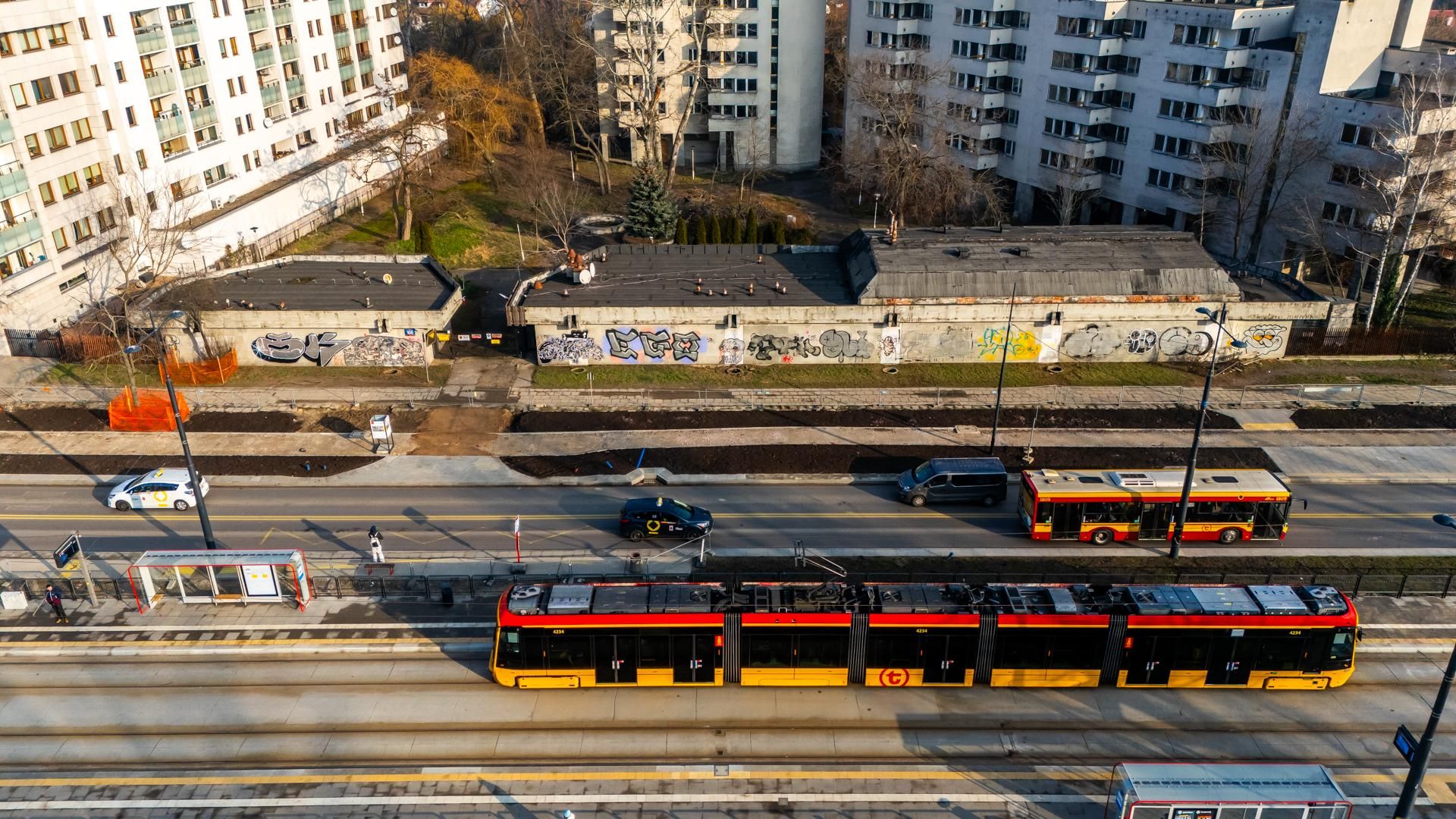 Szpiegowo z lotu ptaka. Blok na Sobieskiego 100 w Warszawie