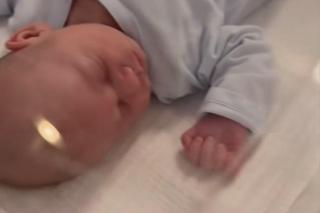 Na dobre i na złe. Blanka (Pola Gonciarz) pokazuje dziecko