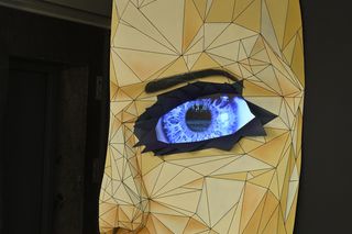 „Jedzenie w ciemności smakuje inaczej”. To jedyna taka restauracja w Warszawie. Odwiedziła ją nawet pierwsza dama