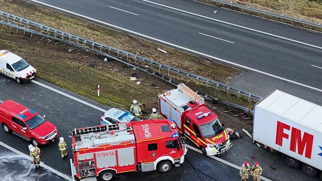 Samochód osobowy zderzył się z ciężarówką. Są ranni, jedna osoba była zakleszczona