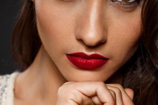 Jesienne trendy w makijażu. Te kolory na ustach i powiekach będą świetnym dopełnieniem ciepłej garderoby