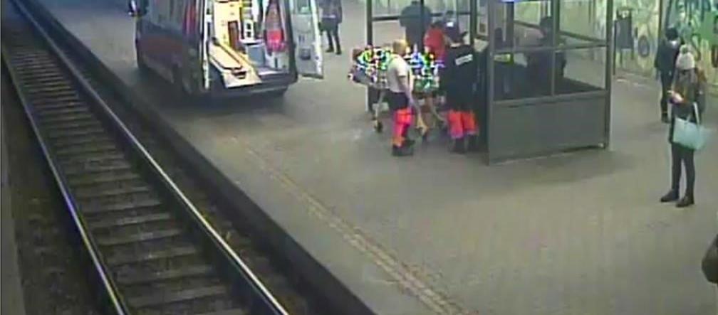 Poznań: NIEPRZYTOMNY mężczyzna na przystanku tramwajowym! Nie reagował na żadne bodźce