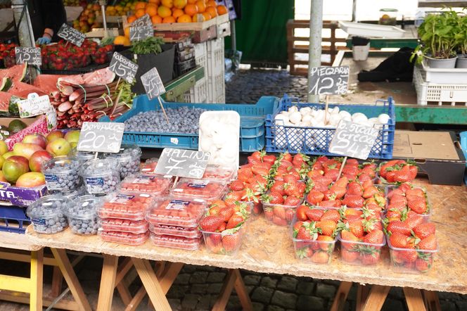 Wiosenne warzywa i owoce na poznańskich targowiskach