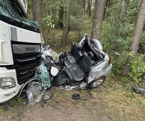 Dramat na dk 62 pod Wyszkowem. Trzy osoby zakleszczone w aucie, wśród rannych 14-latka