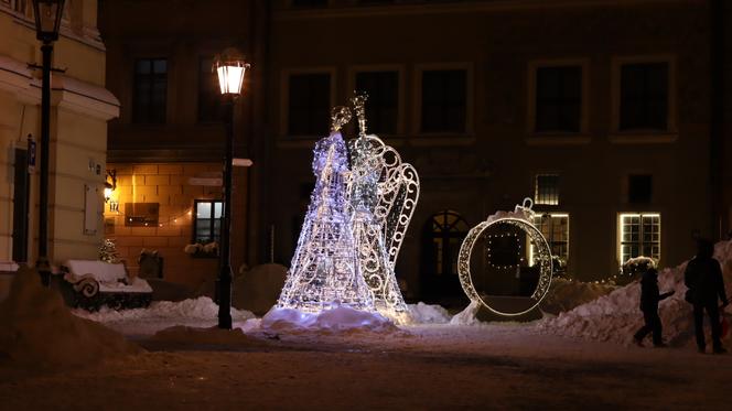 Lublin wieczorową porą. W mieście świąteczne ozdoby i hałdy śniegu. Zobacz zdjęcia!