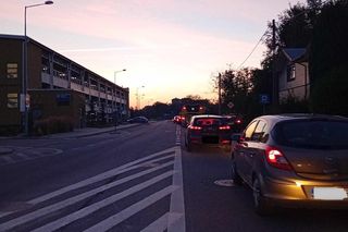 Tarnów. Spóźniają się do pracy przez stare kable. Grzęzną w korkach przed szlabanem parkingu