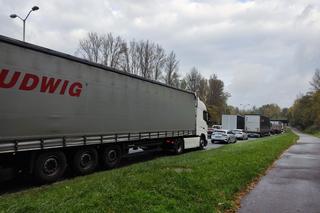 Przebiegał przez sześć pasów jezdni w Katowicach! W ciężkim stanie trafił do szpitala