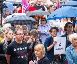 Ani jednej więcej. Setki osób na demonstracji w Gdańsku 