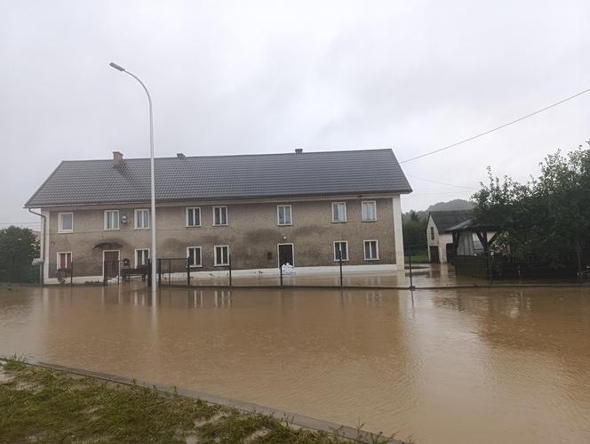 Zagrożenie powodziowe. Głuchołazy. Woda przelała się przez wały. Zalewa miasto