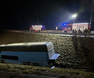 Autokar staranował barierki i spoczął w rowie. 65 pasażerów utknęło na autostradzie A4